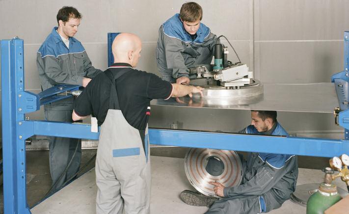Three people can receive training simultaneously on the Bernfixx